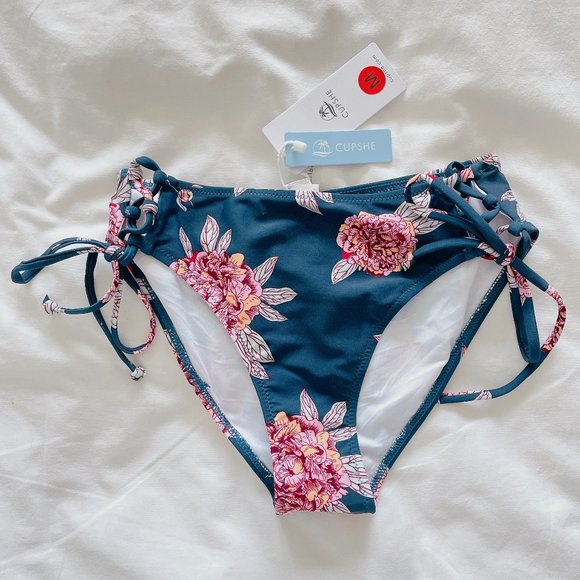 Cupshe bikini bottom low-rise with cheeky coverage tie sides New with tags! - Picture 3 of 10